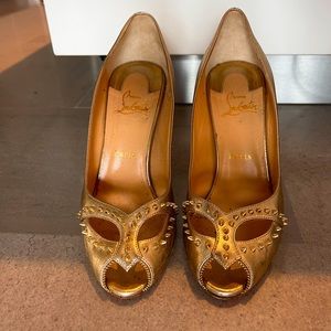 Christian Louboutin - Golden party shoes!